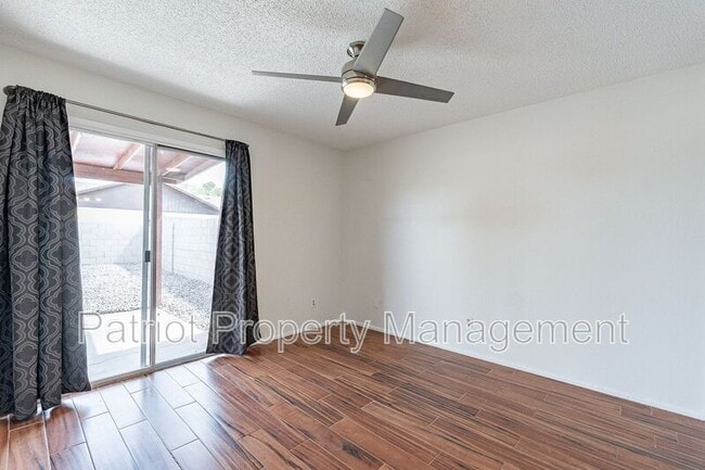 Building Photo - 3316 E Crescent Ave