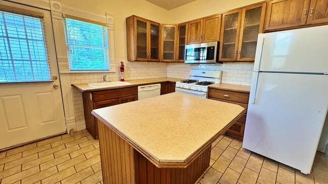 Building Photo - Historic Downtown 4 Bed 1.5 Bath Across fr...