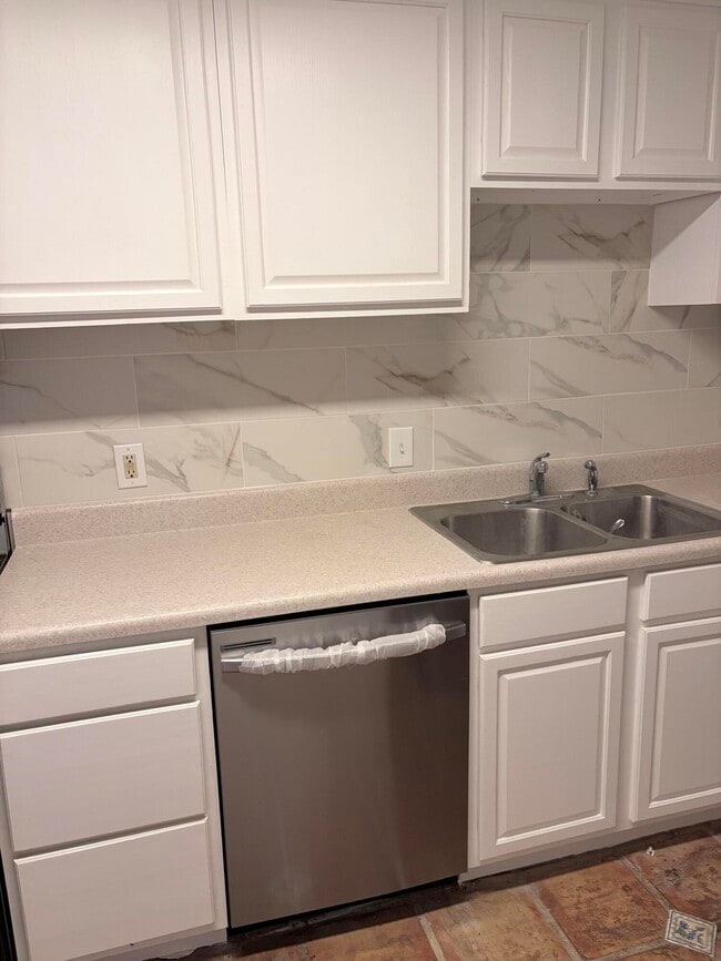 Building Photo - 213 SE 9th St