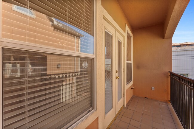 Building Photo - 827 Rosine St