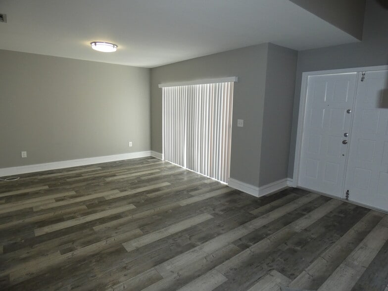 Building Photo - 14212 NE 4th Ave