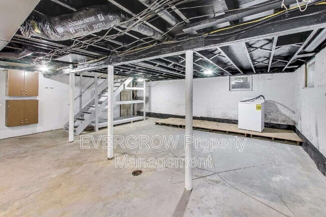 Building Photo - 5244 E 10th St