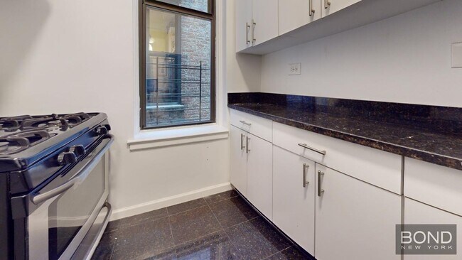 Building Photo - 106 E 81st St