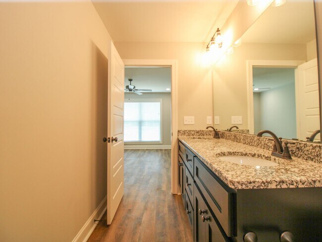 Building Photo - Modern 2 Bed @ bath Townhome!