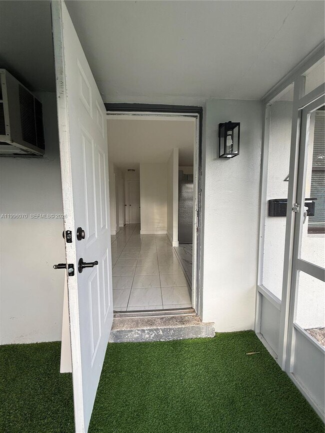 Building Photo - 6071 SW 33rd St