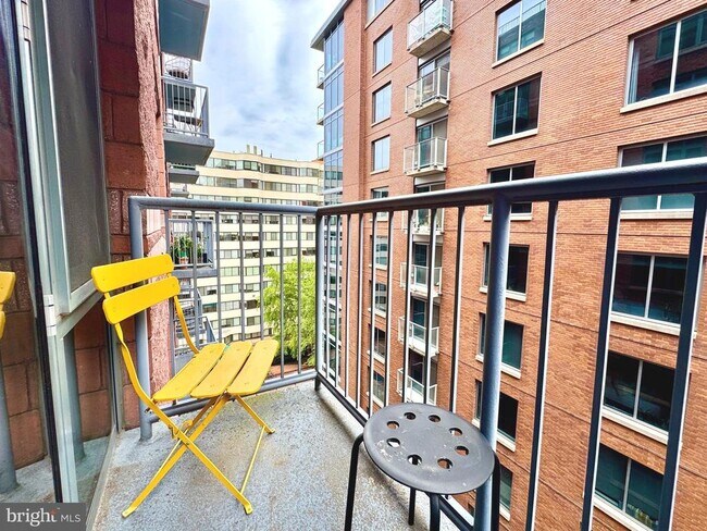 Building Photo - 1117 10th St NW