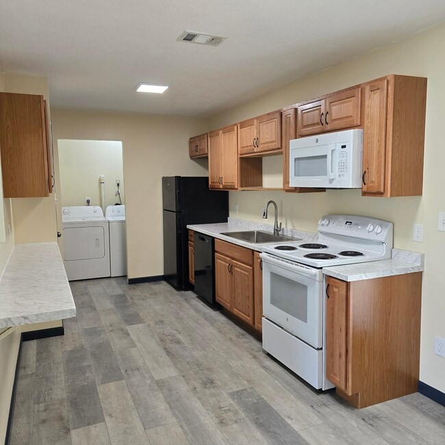 Building Photo - 1648 Pepper Dr