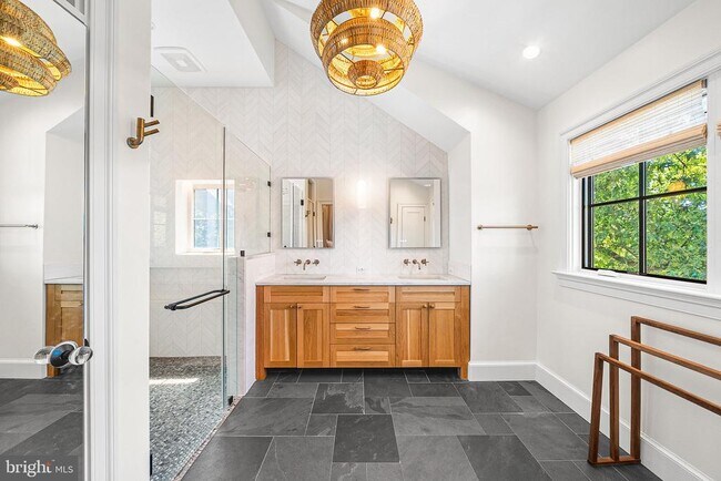 Building Photo - 1711 N Inglewood St