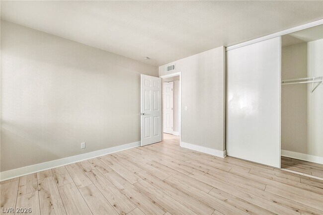 Building Photo - 1405 Vegas Valley Dr