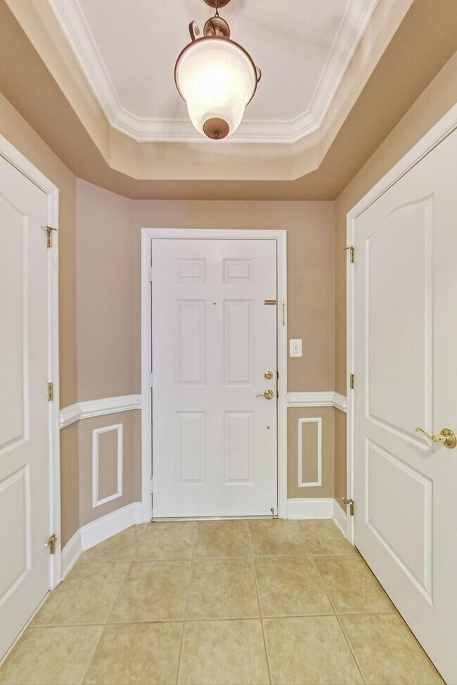 Building Photo - Beautiful two bedroom, two bathroom unit l...