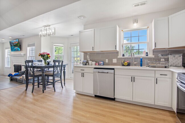 Building Photo - 202 Weeping Hollow Ct