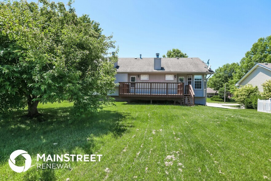 Building Photo - 907 SW Cross Creek Dr
