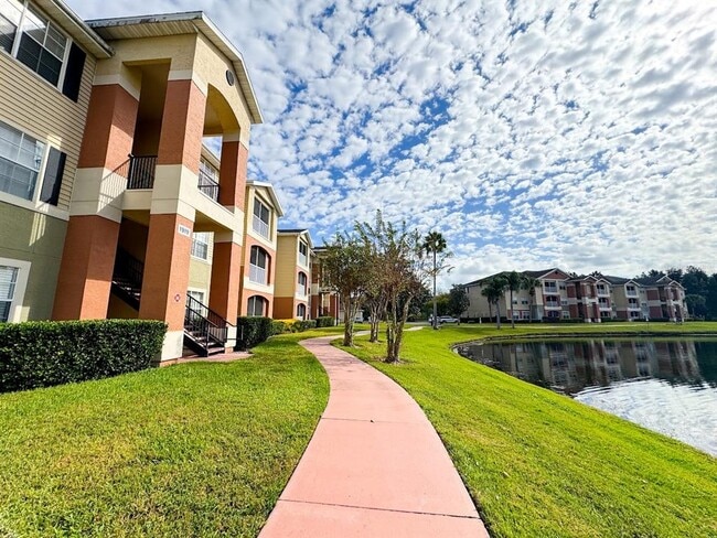 Building Photo - 1919 Summer Club Dr