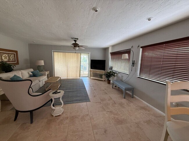 Building Photo - FT Myers Beach Amazing pool home