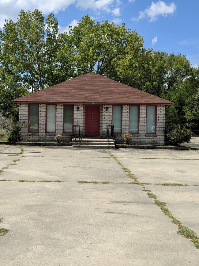 Building Photo - 1192 Memorial Park Rd