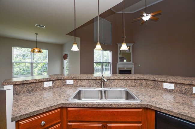 Building Photo - Elegant 4-bedroom Home in Desirable Callonwood Neighborhood in Matthews, NC