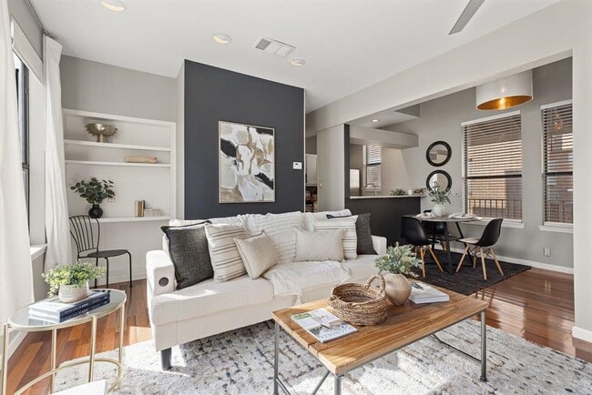 Building Photo - 611 E 45th St