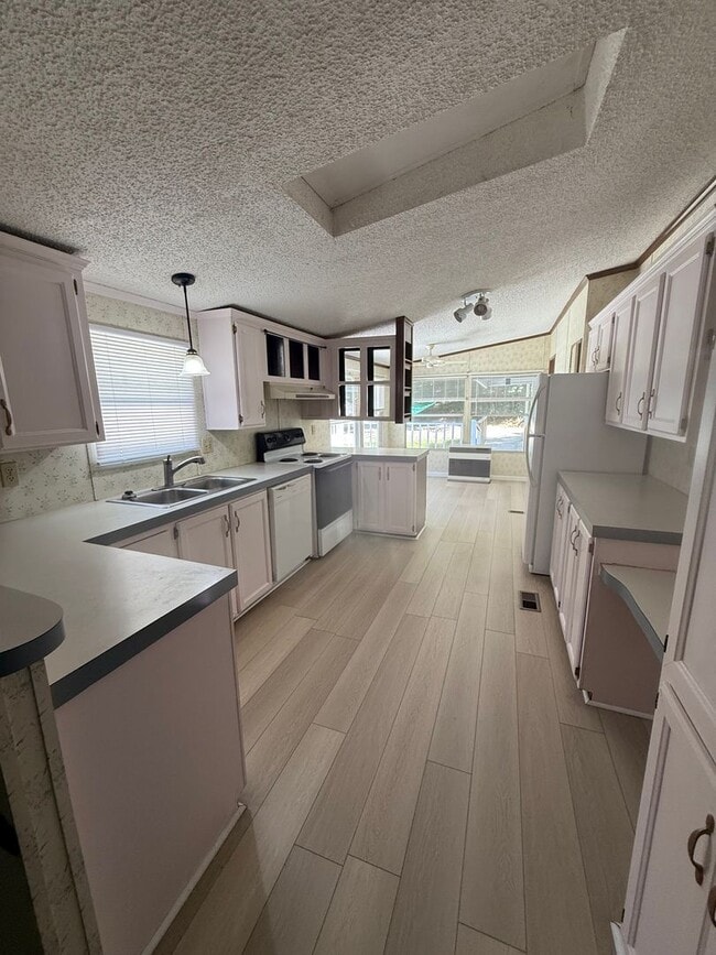 Building Photo - Large Updated Three Bedroom