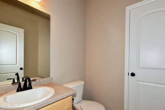 Building Photo - 704 Finch Dr