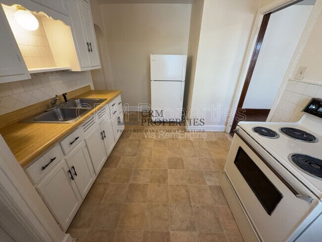 Building Photo - 933 N Linwood Ave