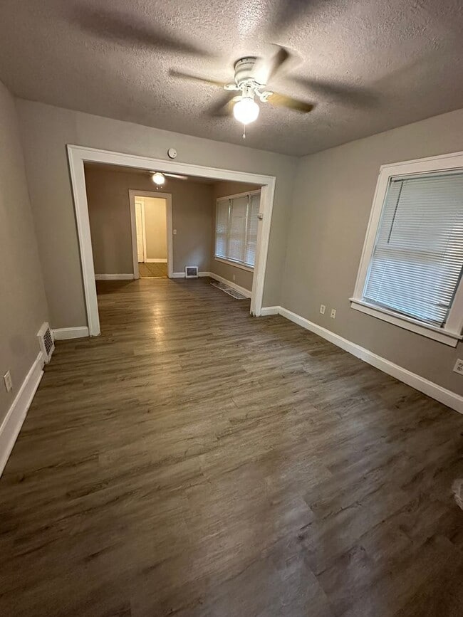 Building Photo - 2 Bedroom 1 Bath