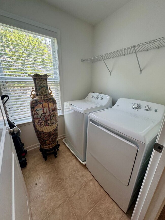Building Photo - **Move-In Special of $500 off the first full months rent**