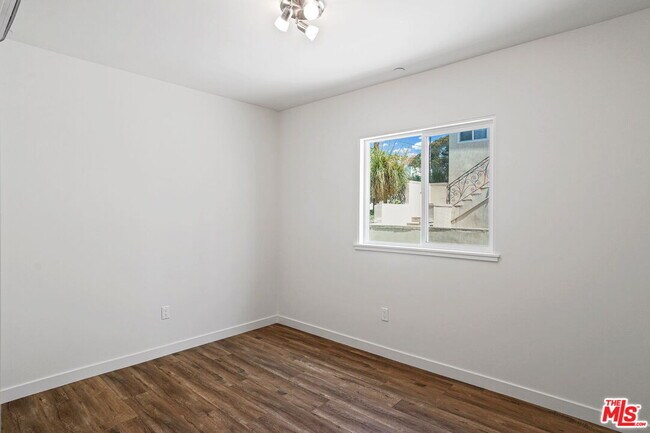 Building Photo - 1166 Cochran Ave