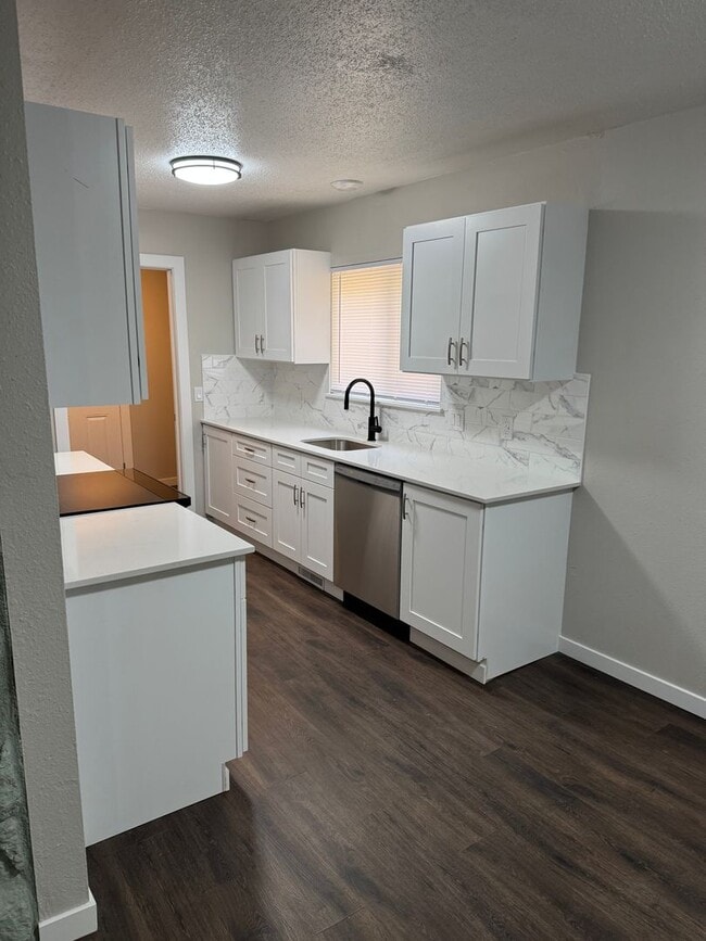 Building Photo - Recently remodeled!