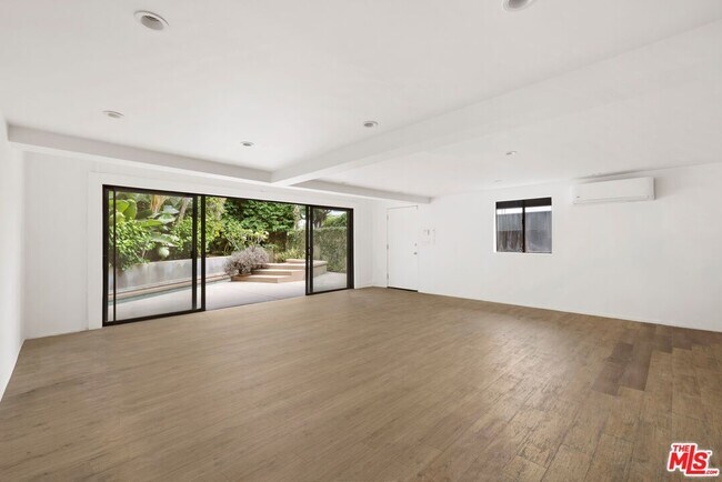 Building Photo - 1121 La Collina Dr