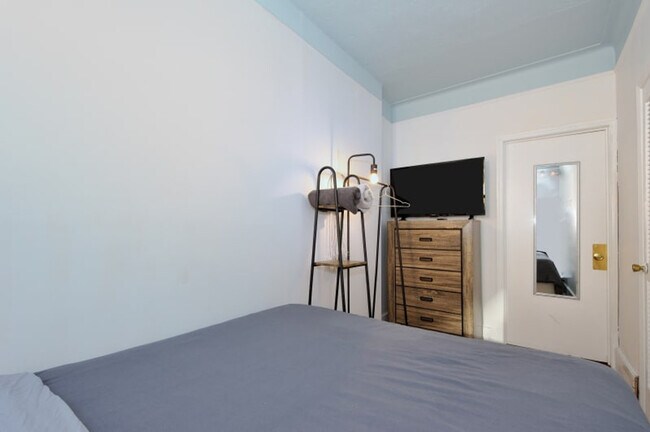 Building Photo - 400 W 47th St