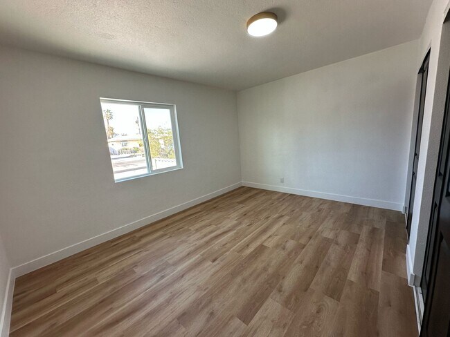Building Photo - 1032 E Hassett Ave