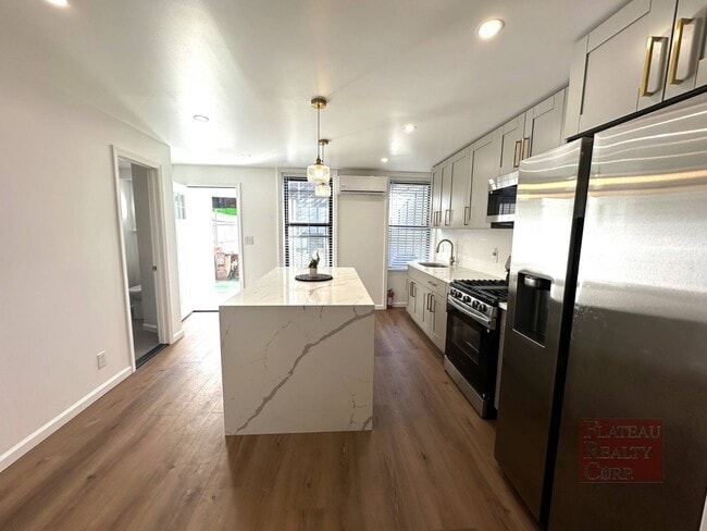 Building Photo - 364 Marion St