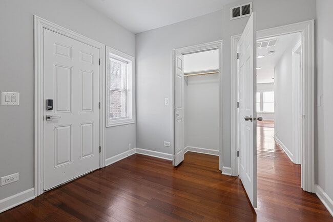 Building Photo - 7367 N Ashland Blvd