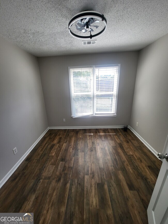 Building Photo - 7700 Lakeshore Ct