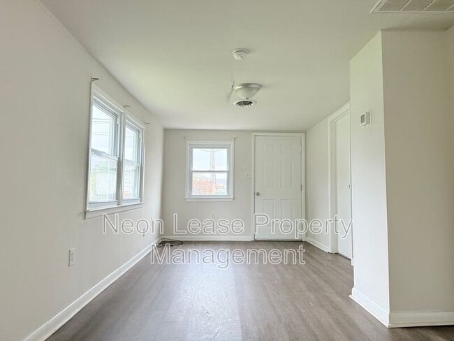 Building Photo - 745 Clarence St