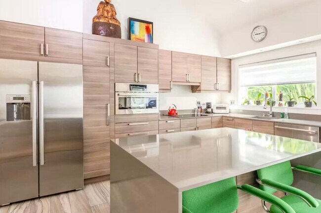 Building Photo - 629 Elizabeth St