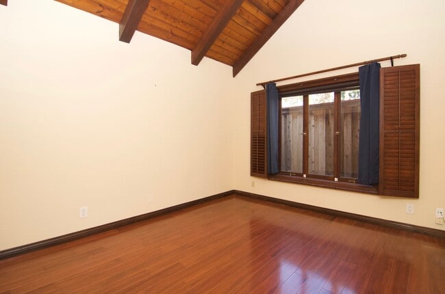 Building Photo - Charming Craftsman Home for Rent in Costa Mesa