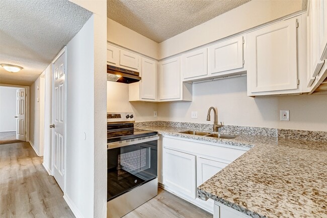 Building Photo - 702 Lyle W Ave