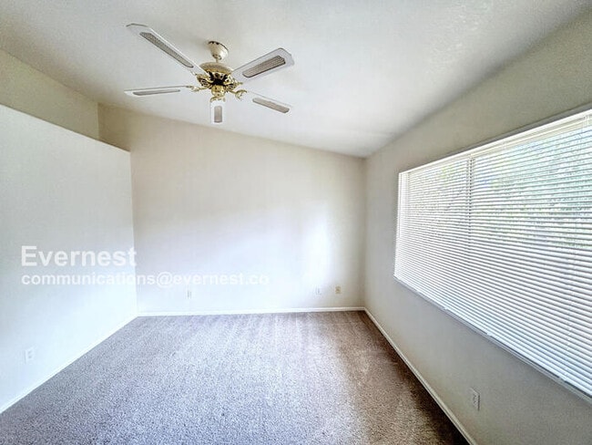 Building Photo - 3 Bed, 2 Bath Home with Fenced Yard & Garage / Available Soon!