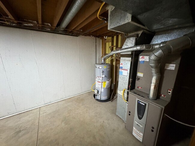 Building Photo - Newly Updated - Spacious 5 Bed 2 Bath Home