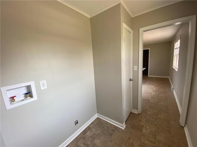 Building Photo - 704 E Culton St