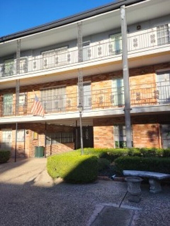 Building Photo - 8401 N New Braunfels Ave