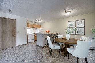 Building Photo - 5 bedroom 2 Bathroom 4 level townhome