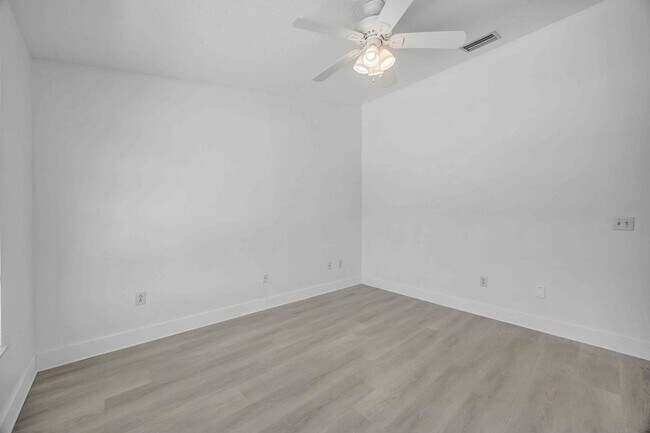 Building Photo - 2 Bedroom and 2.5 Bathroom Townhouse