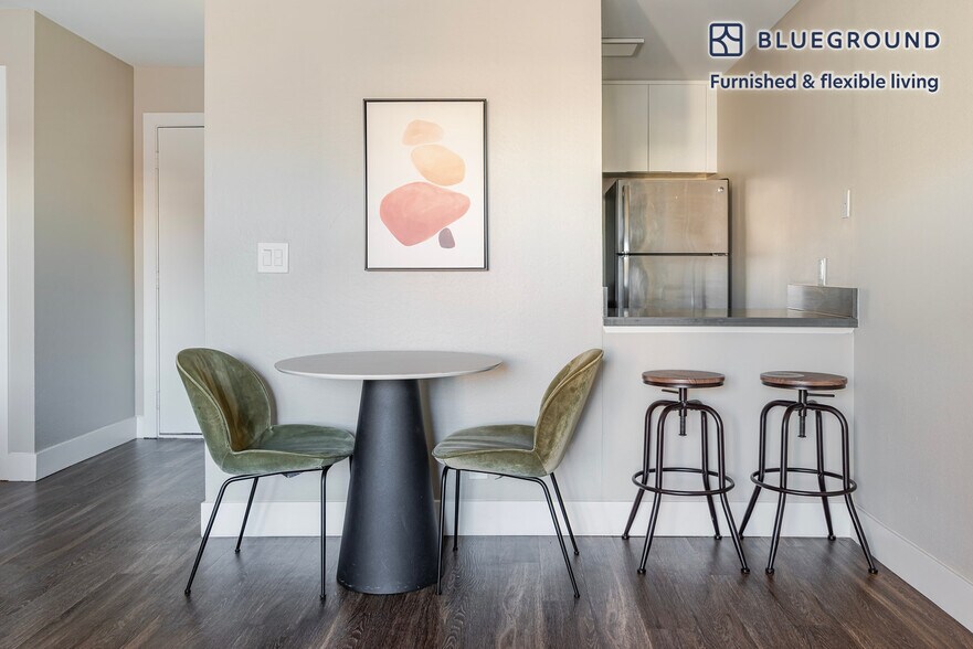 Building Photo - 900 E Hillsdale Blvd