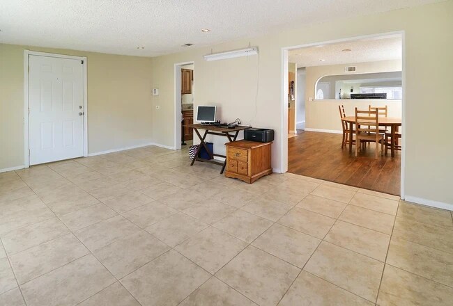Family Room 2 - 23009 Vanowen St