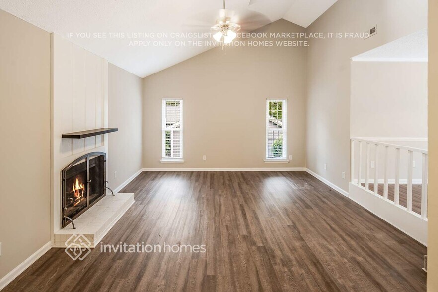 Building Photo - 10210 Camelback Cir