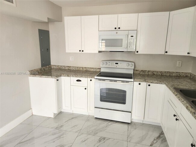 Building Photo - 342 E 46th St