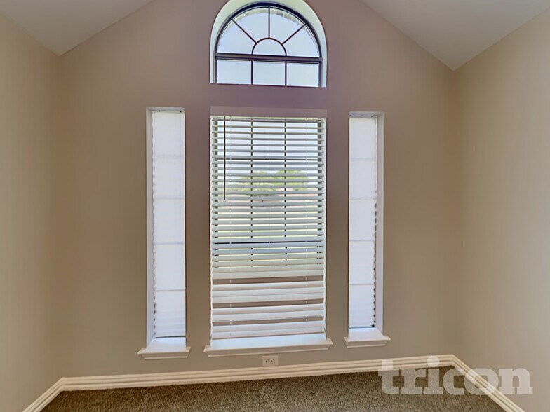 Building Photo - 310 Southlake Dr