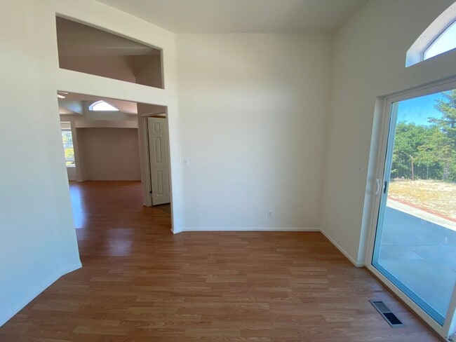 Building Photo - Panoramic Views - 46 West - Hilltop Property